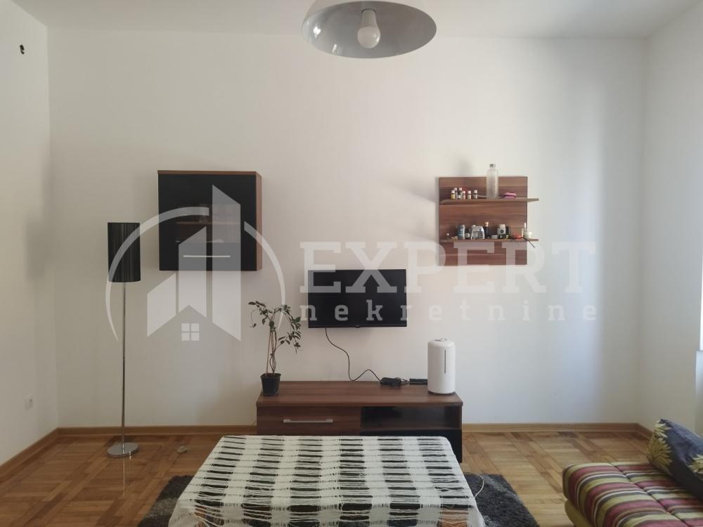 Glavna slika -Stan u zgradi, oglas ID p-014814