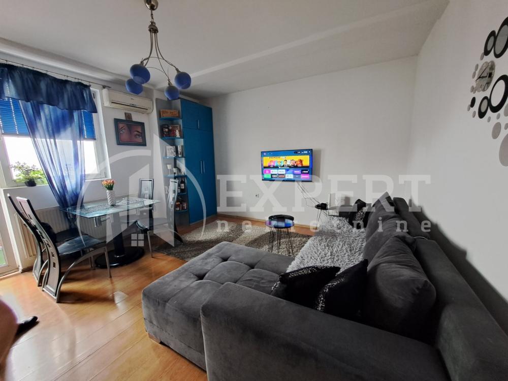 Glavna slika -Stan u zgradi, uknjižen, centralno grejanje, oglas ID p-014867