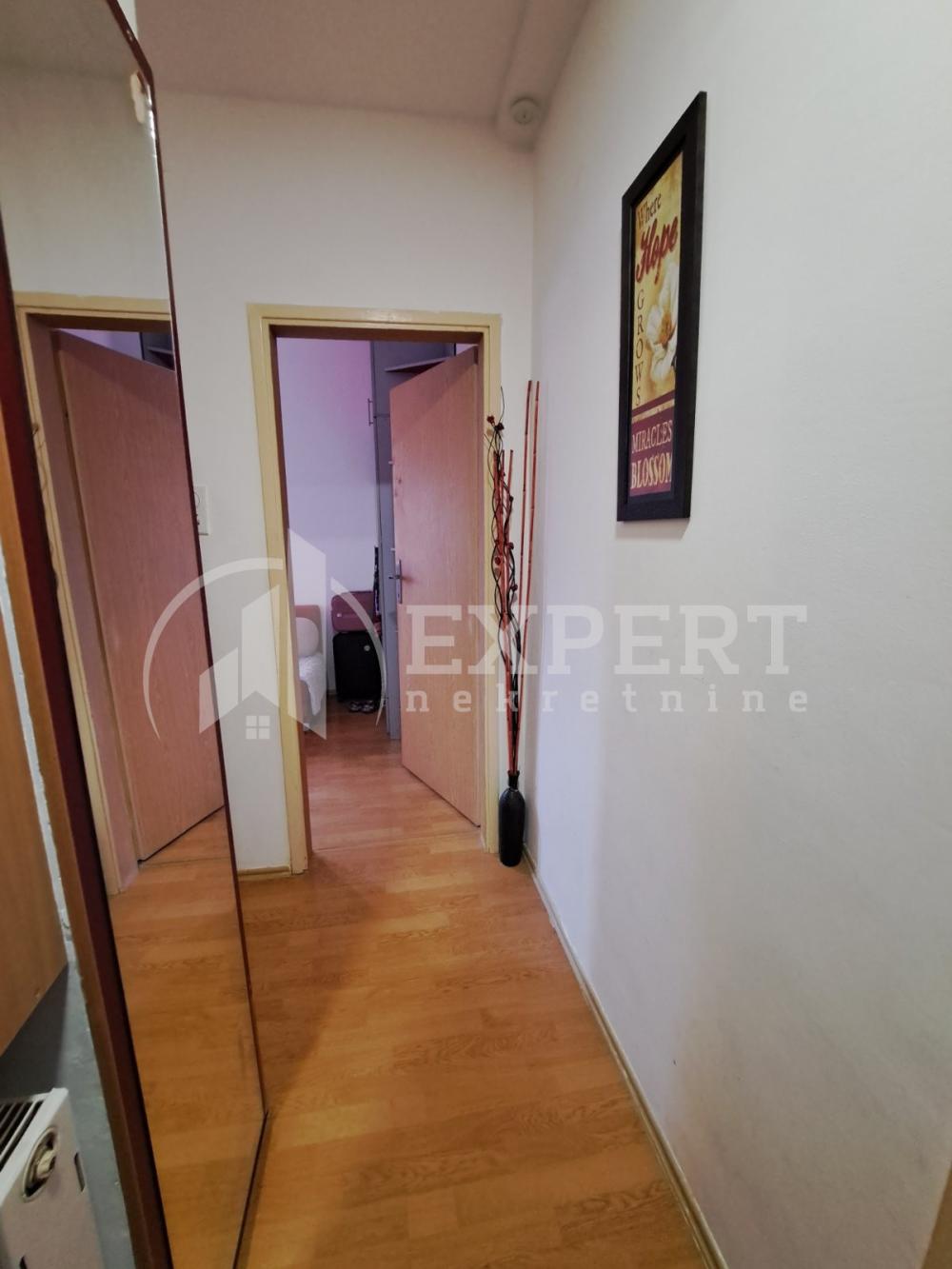 Slika 8 - Stan u zgradi, uknjižen, centralno grejanje, oglas ID p-014867