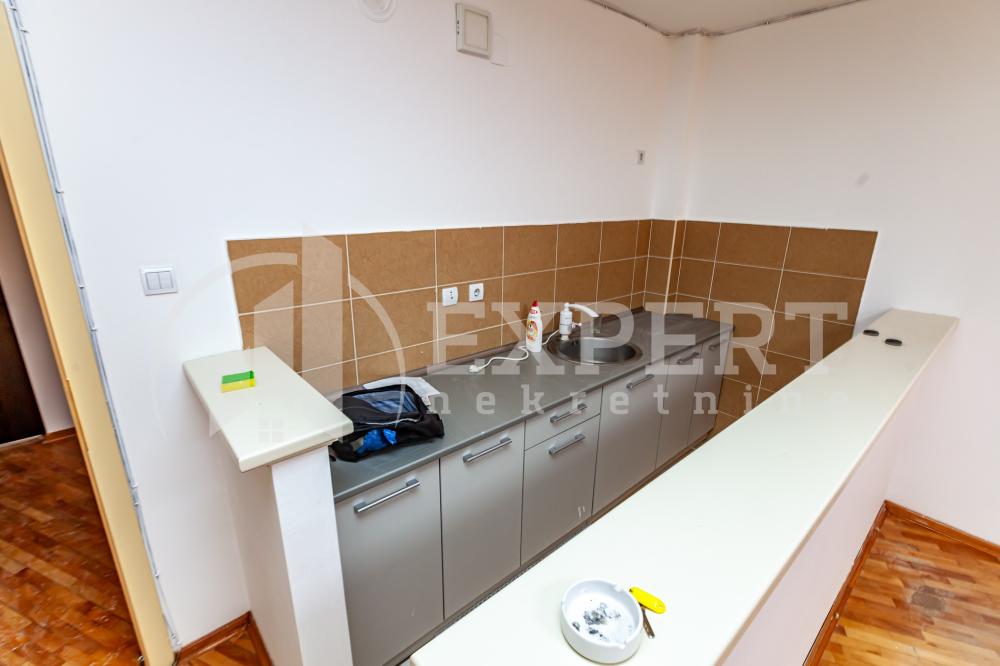 Slika 2 - Stan u zgradi, uknjižen, grejanje na struju, oglas ID p-014788