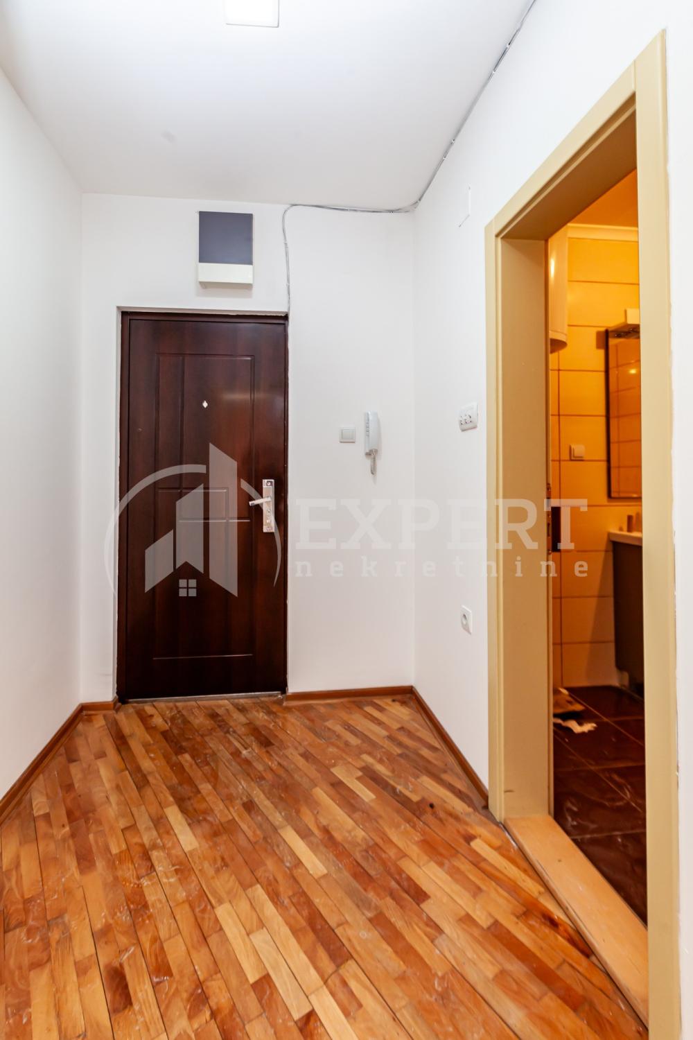 Slika 3 - Stan u zgradi, uknjižen, grejanje na struju, oglas ID p-014788