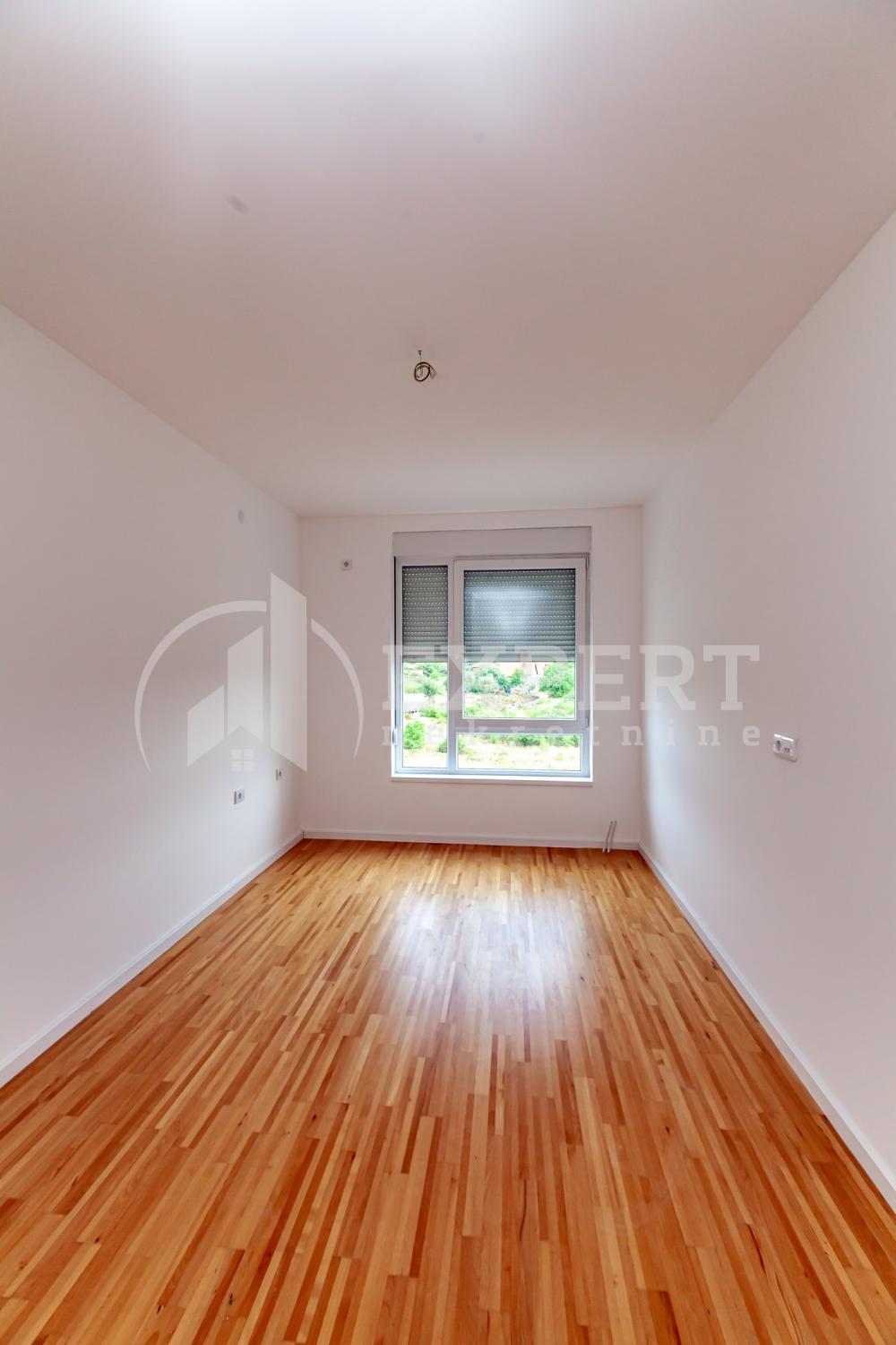 Slika 10 - Stan u zgradi, novogradnja, uknjižen, etažno grejanje, oglas ID p-014614