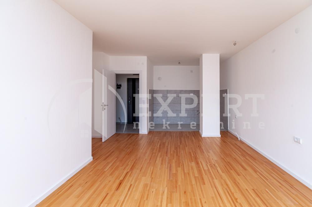 Glavna slika -Stan u zgradi, novogradnja, uknjižen, etažno grejanje, oglas ID p-014614