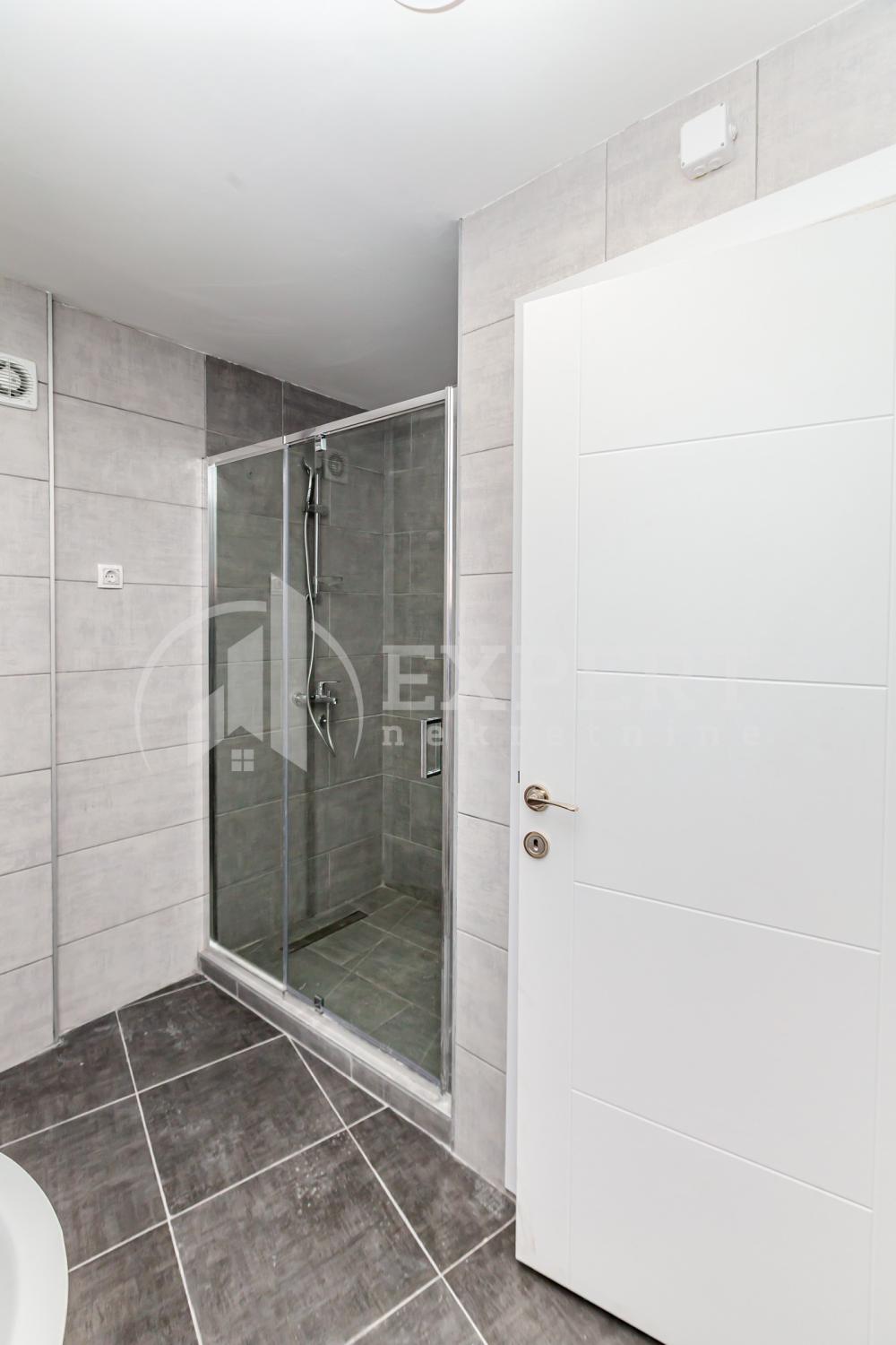 Slika 7 - Stan u zgradi, novogradnja, uknjižen, etažno grejanje, oglas ID p-014614