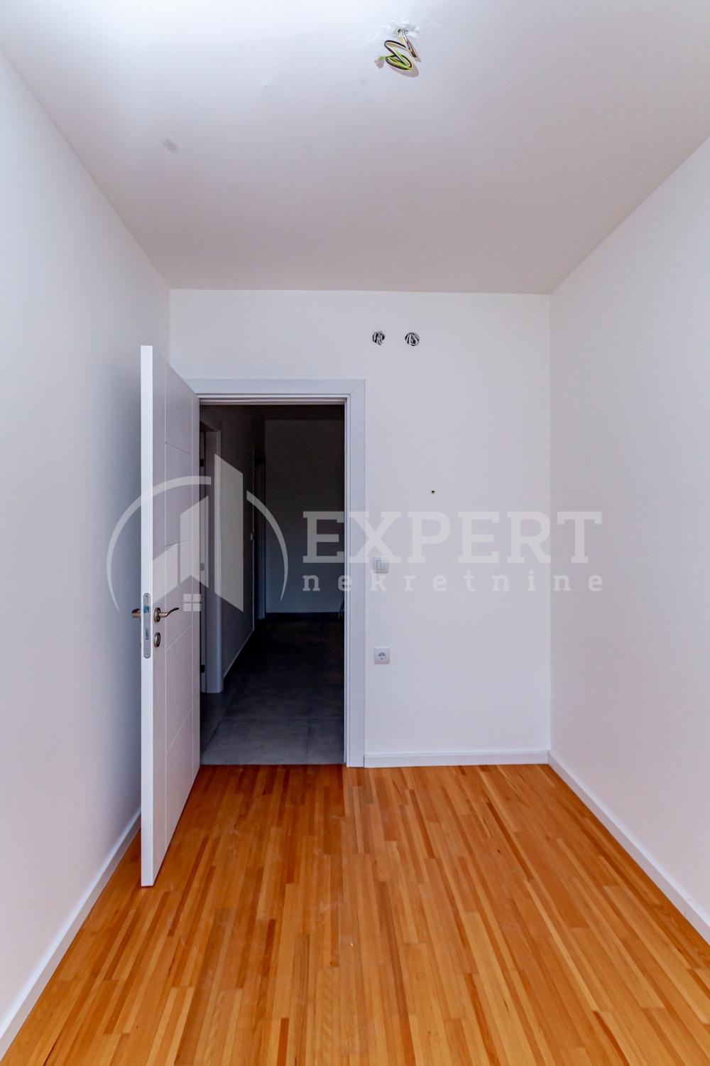 Slika 11 - Stan u zgradi, novogradnja, uknjižen, etažno grejanje, oglas ID p-014614