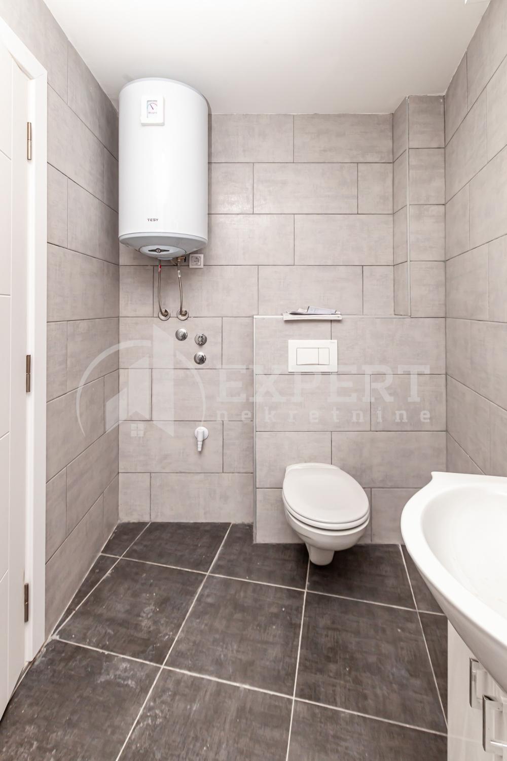 Slika 6 - Stan u zgradi, novogradnja, uknjižen, etažno grejanje, oglas ID p-014614