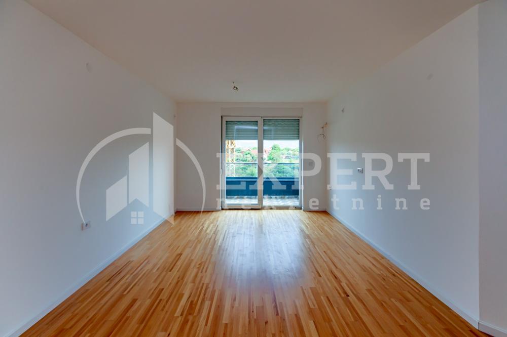 Slika 1 - Stan u zgradi, novogradnja, uknjižen, etažno grejanje, oglas ID p-014614