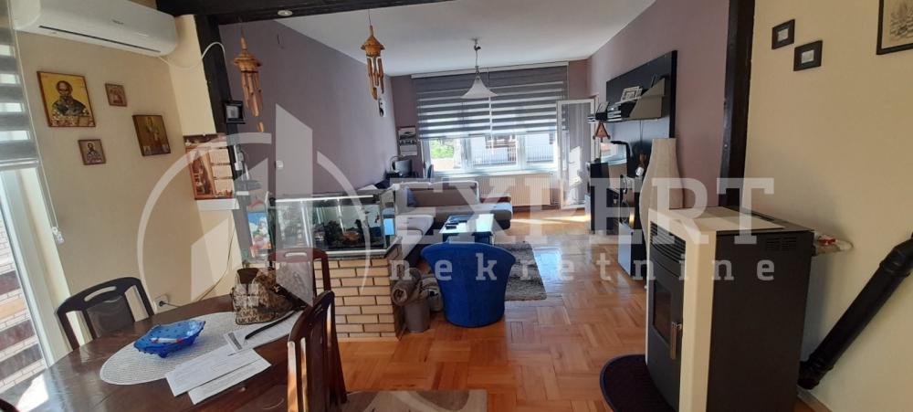 Glavna slika -Stan u zgradi, uknjižen, etažno grejanje, oglas ID p-014854