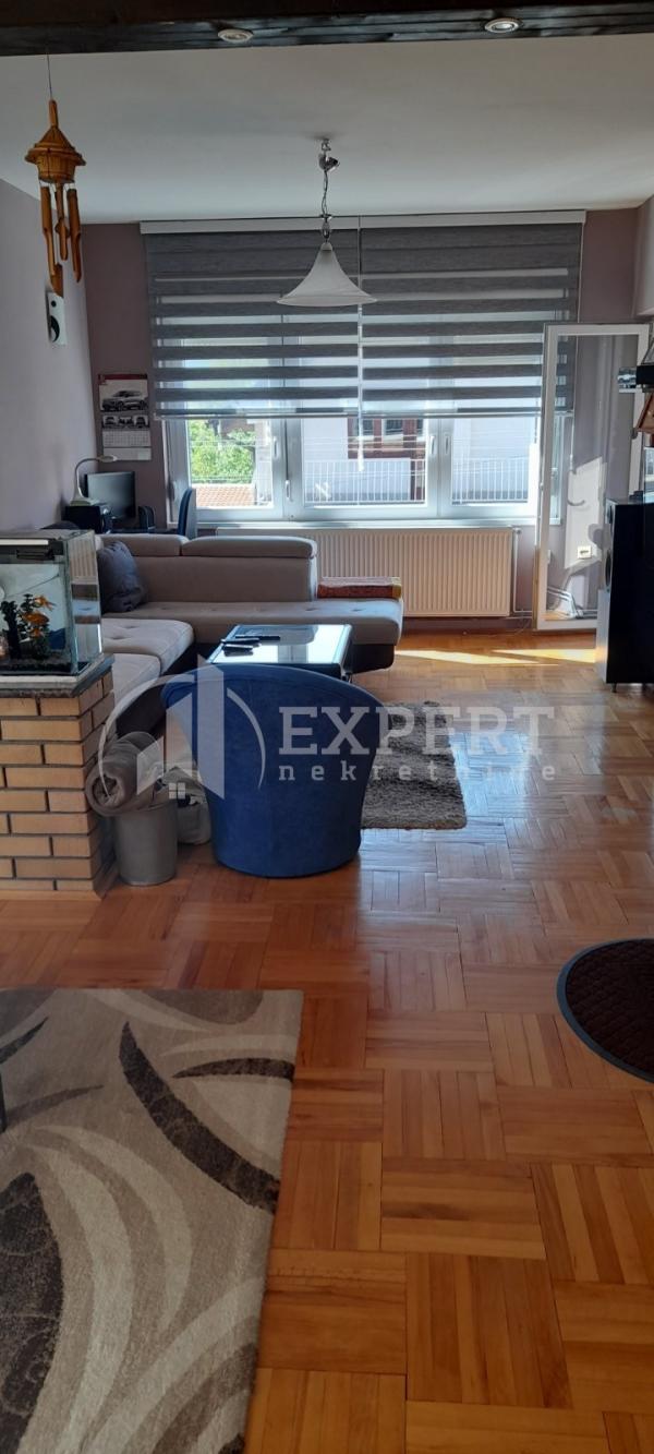 Slika 2 - Stan u zgradi, uknjižen, etažno grejanje, oglas ID p-014854