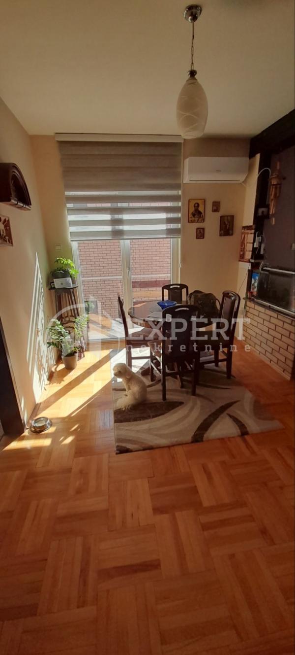 Slika 1 - Stan u zgradi, uknjižen, etažno grejanje, oglas ID p-014854