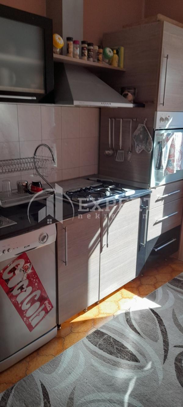 Slika 4 - Stan u zgradi, uknjižen, etažno grejanje, oglas ID p-014854