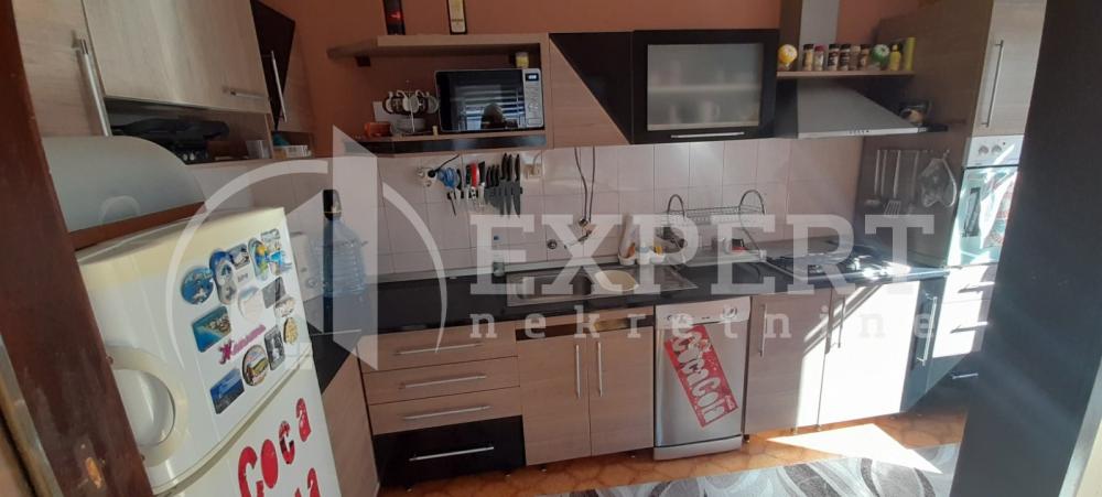 Slika 3 - Stan u zgradi, uknjižen, etažno grejanje, oglas ID p-014854