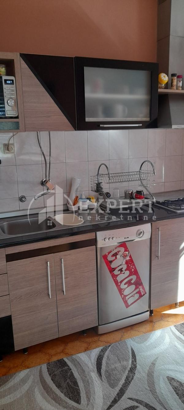 Slika 5 - Stan u zgradi, uknjižen, etažno grejanje, oglas ID p-014854