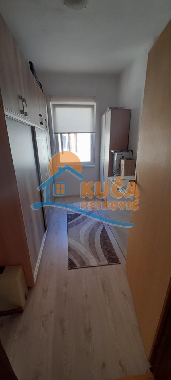 Slika 8 - Stan u zgradi, uknjižen, etažno grejanje, oglas ID p-014854