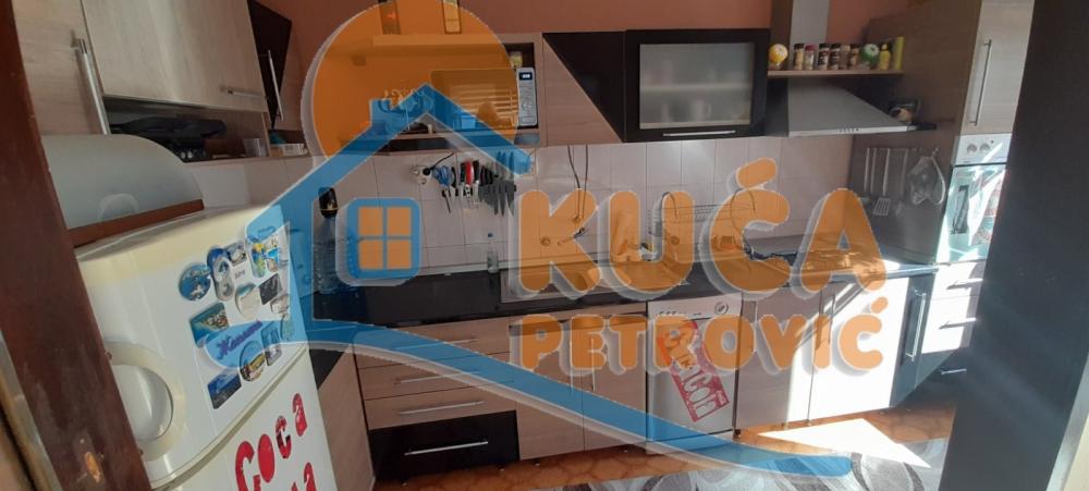 Slika 3 - Stan u zgradi, uknjižen, etažno grejanje, oglas ID p-014854