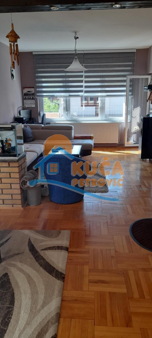 Slika 2 - Stan u zgradi, uknjižen, etažno grejanje, oglas ID p-014854