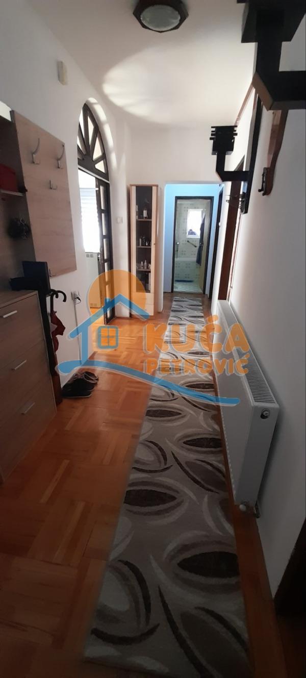 Slika 11 - Stan u zgradi, uknjižen, etažno grejanje, oglas ID p-014854