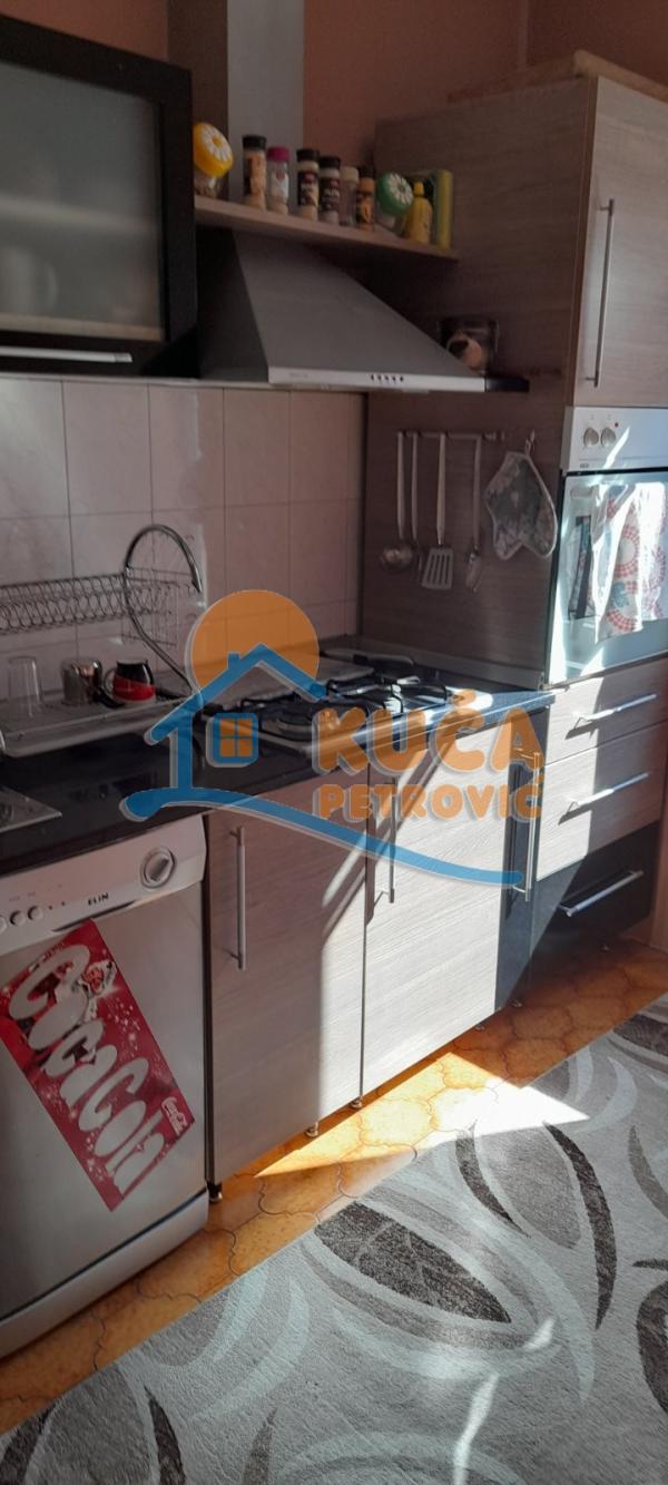 Slika 4 - Stan u zgradi, uknjižen, etažno grejanje, oglas ID p-014854