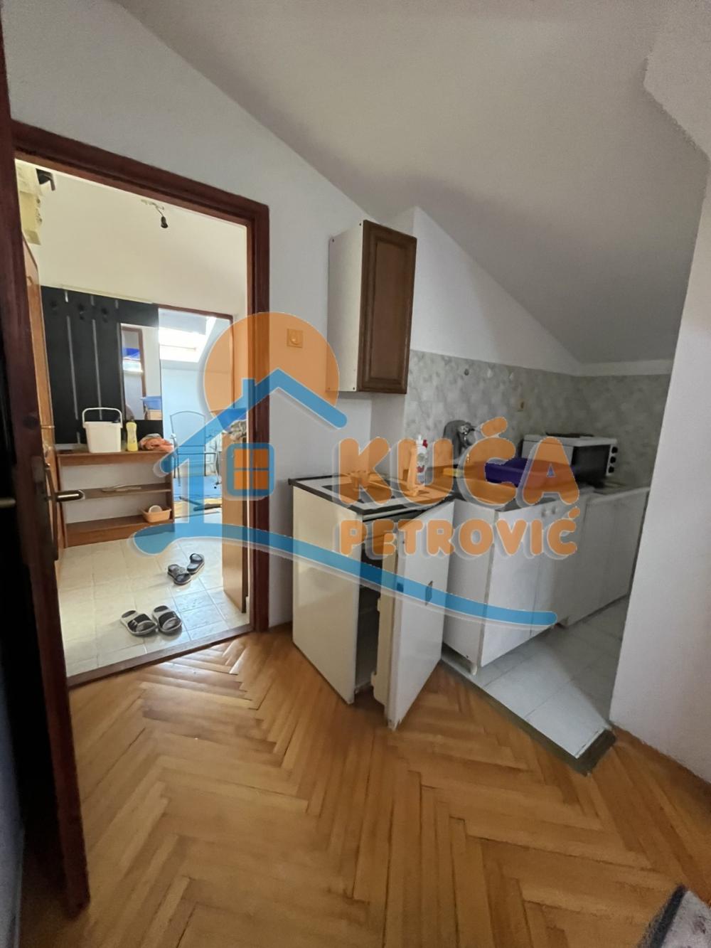 Slika 3 - Stan u zgradi, uknjižen, centralno grejanje, oglas ID p-014825