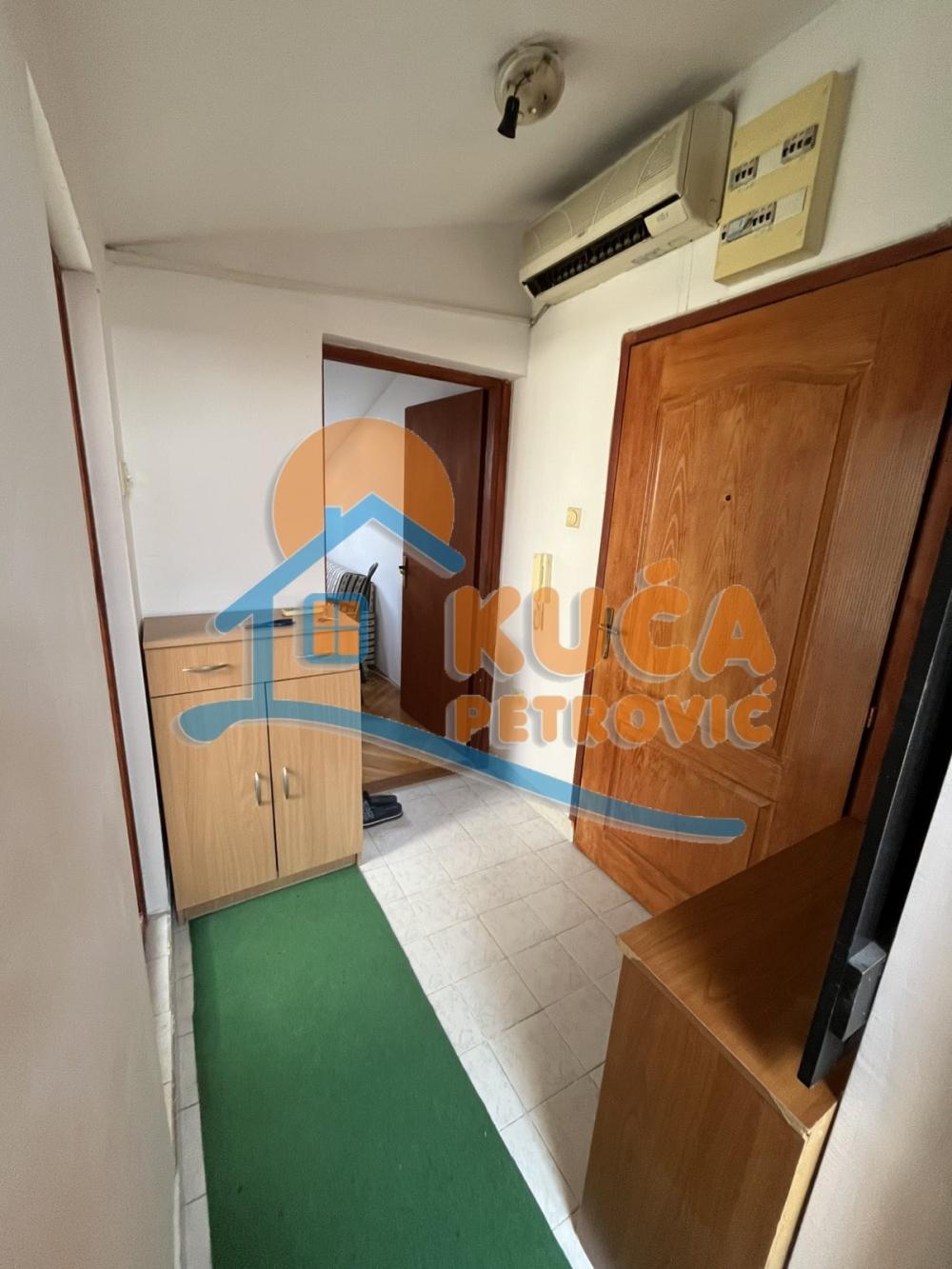 Slika 2 - Stan u zgradi, uknjižen, centralno grejanje, oglas ID p-014825