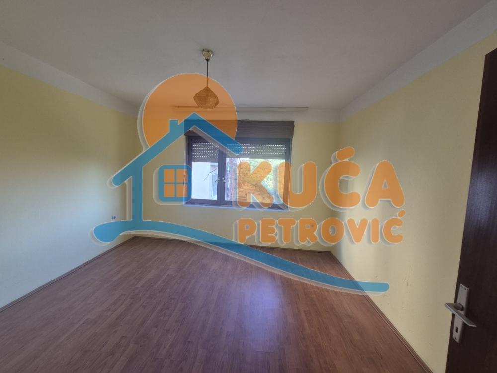 Slika 4 - Stan u zgradi, uknjižen, grejanje na struju, oglas ID p-014805