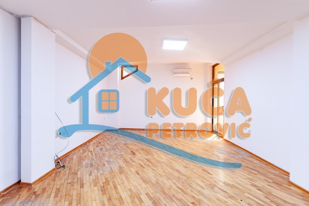 Glavna slika -Stan u zgradi, uknjižen, grejanje na struju, oglas ID p-014788