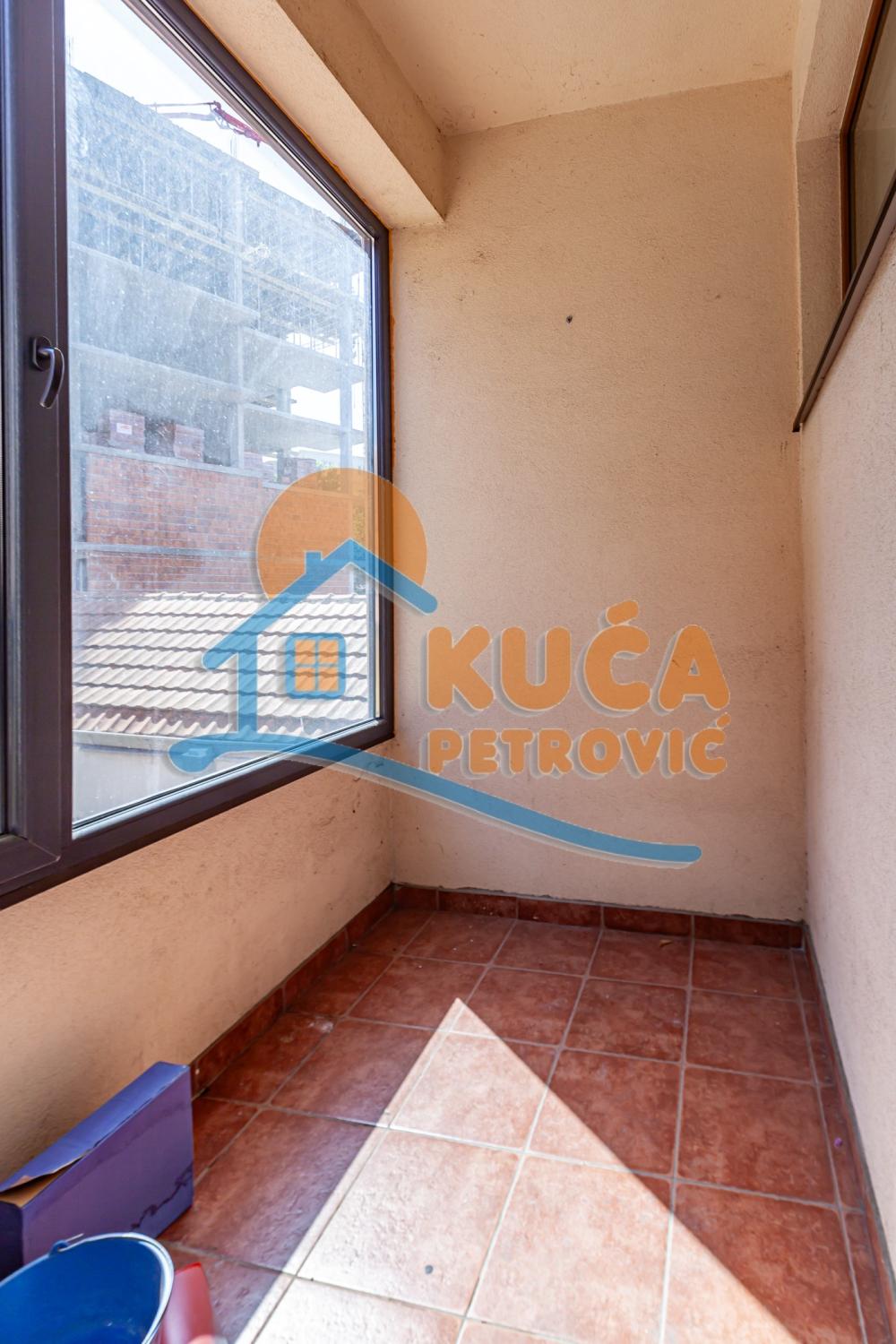 Slika 4 - Stan u zgradi, uknjižen, grejanje na struju, oglas ID p-014788