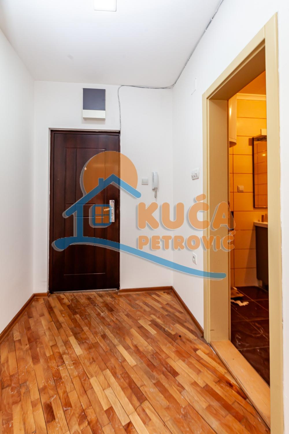 Slika 3 - Stan u zgradi, uknjižen, grejanje na struju, oglas ID p-014788