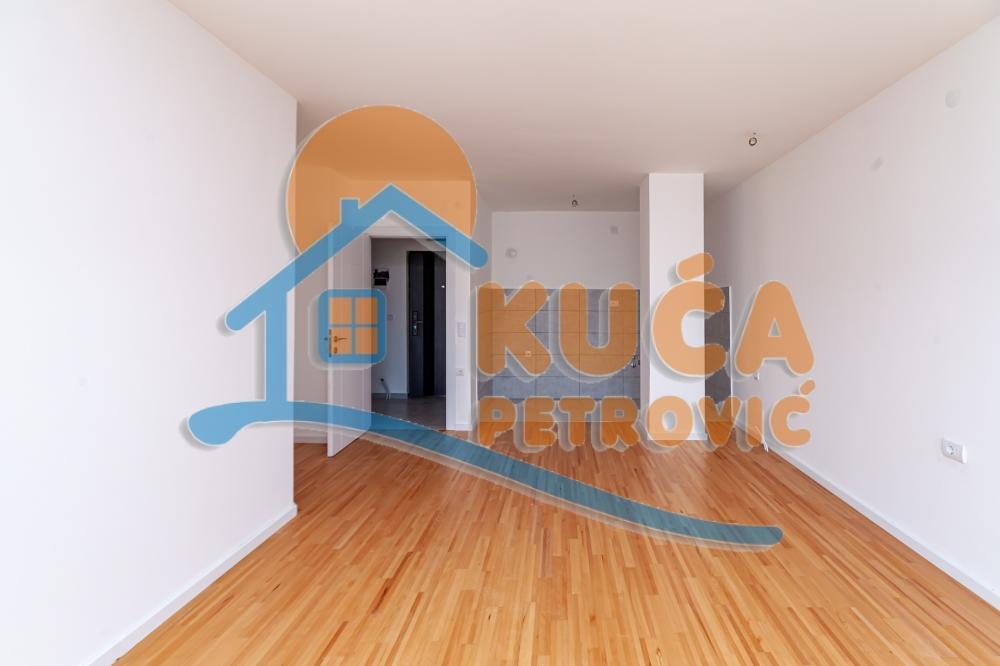 Glavna slika -Stan u zgradi, novogradnja, uknjižen, etažno grejanje, oglas ID p-014614