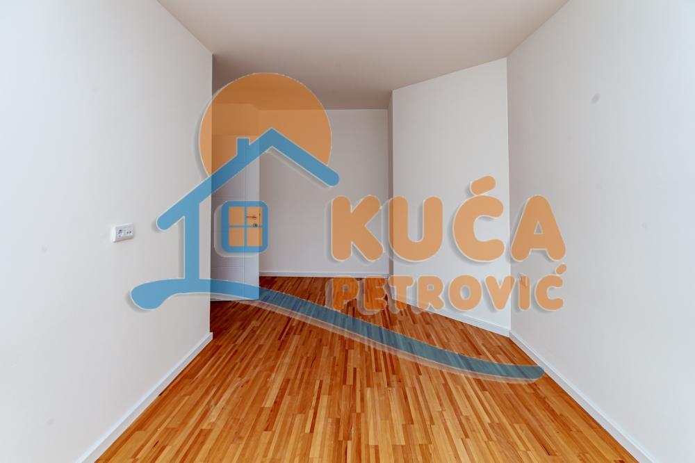 Slika 9 - Stan u zgradi, novogradnja, uknjižen, etažno grejanje, oglas ID p-014614