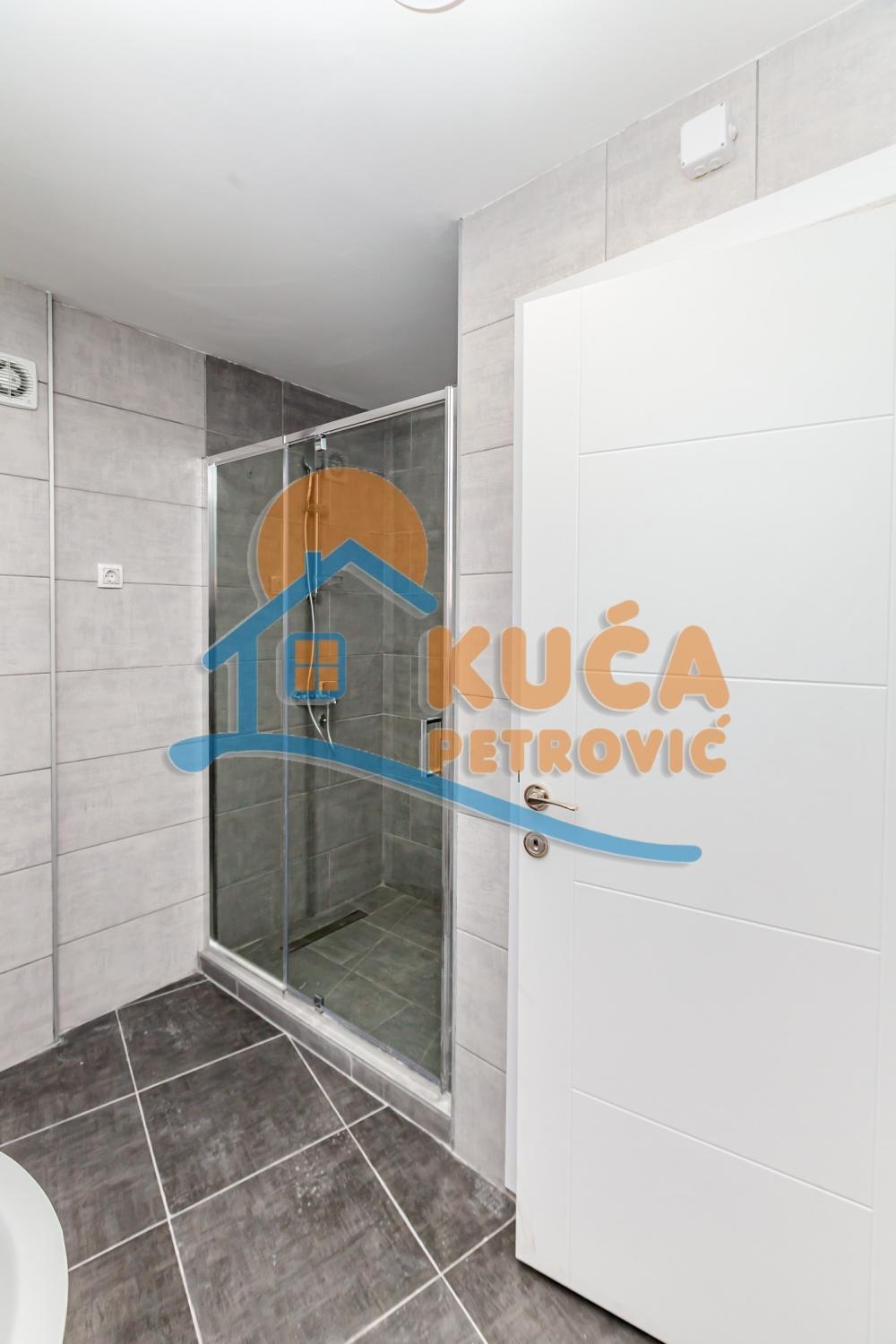 Slika 7 - Stan u zgradi, novogradnja, uknjižen, etažno grejanje, oglas ID p-014614