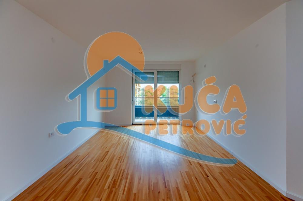 Slika 1 - Stan u zgradi, novogradnja, uknjižen, etažno grejanje, oglas ID p-014614