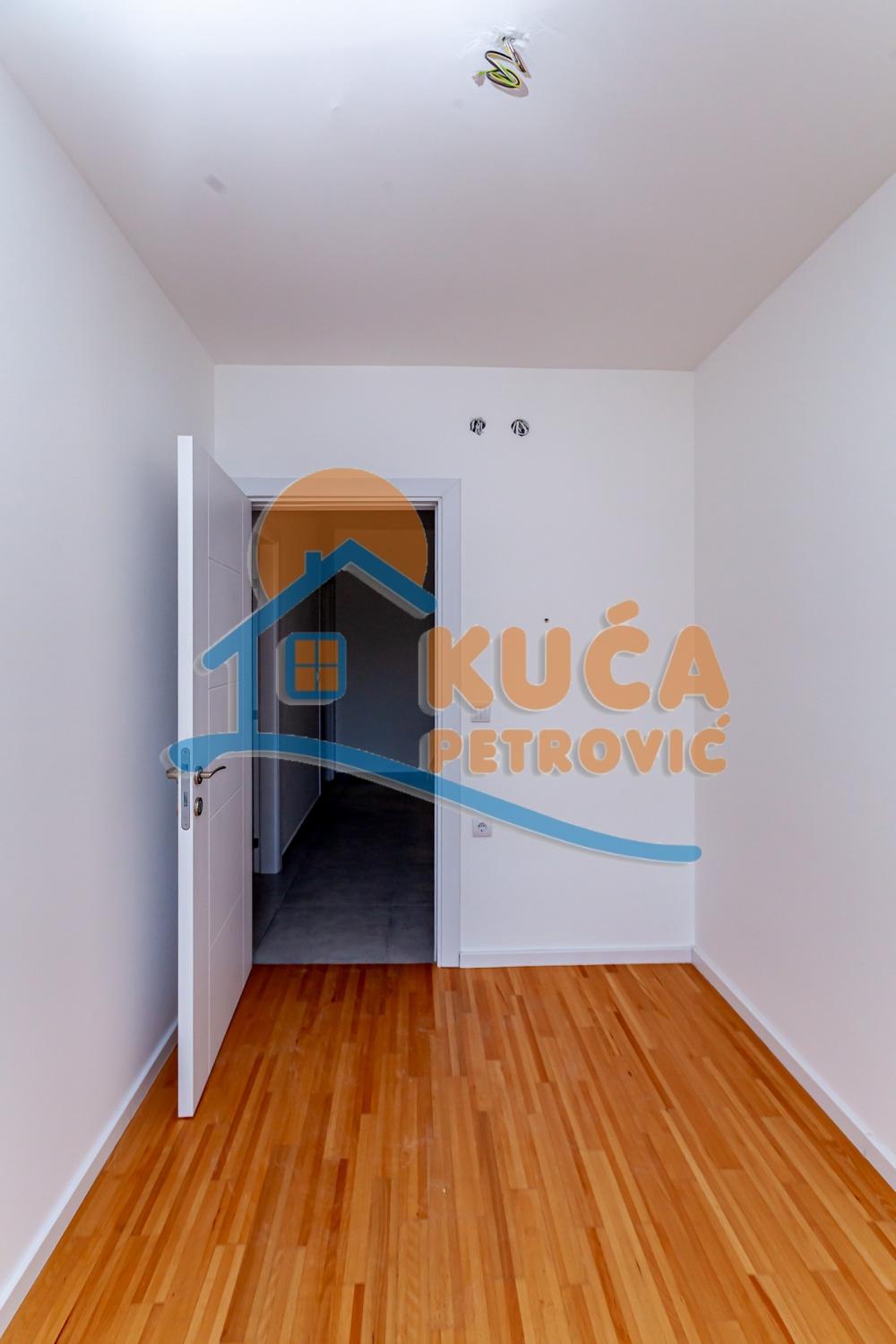 Slika 11 - Stan u zgradi, novogradnja, uknjižen, etažno grejanje, oglas ID p-014614