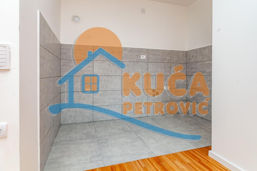 Slika 2 - Stan u zgradi, novogradnja, uknjižen, etažno grejanje, oglas ID p-014614