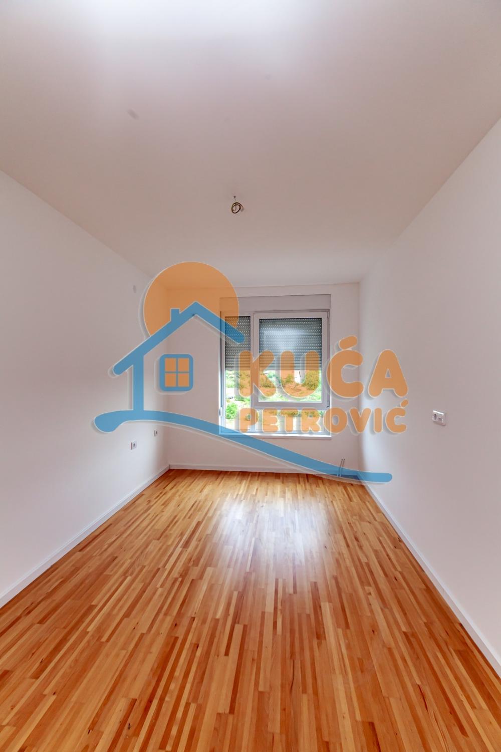 Slika 10 - Stan u zgradi, novogradnja, uknjižen, etažno grejanje, oglas ID p-014614