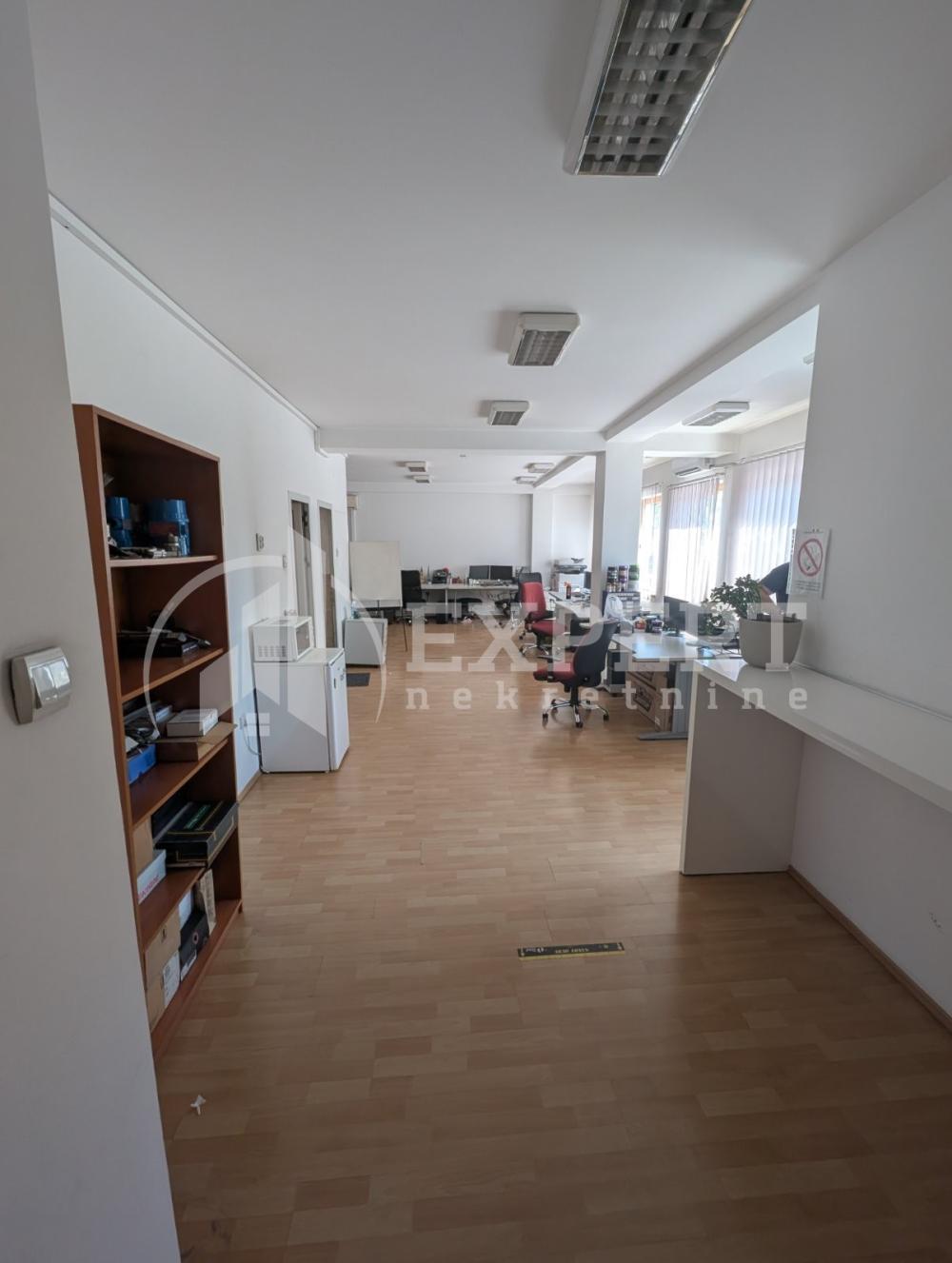 Slika 4 - Stan u zgradi, novogradnja, uknjižen, centralno grejanje, oglas ID p-014886