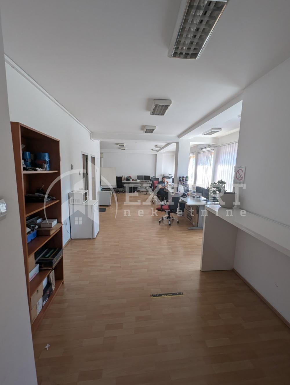 Slika 3 - Stan u zgradi, novogradnja, uknjižen, centralno grejanje, oglas ID p-014886