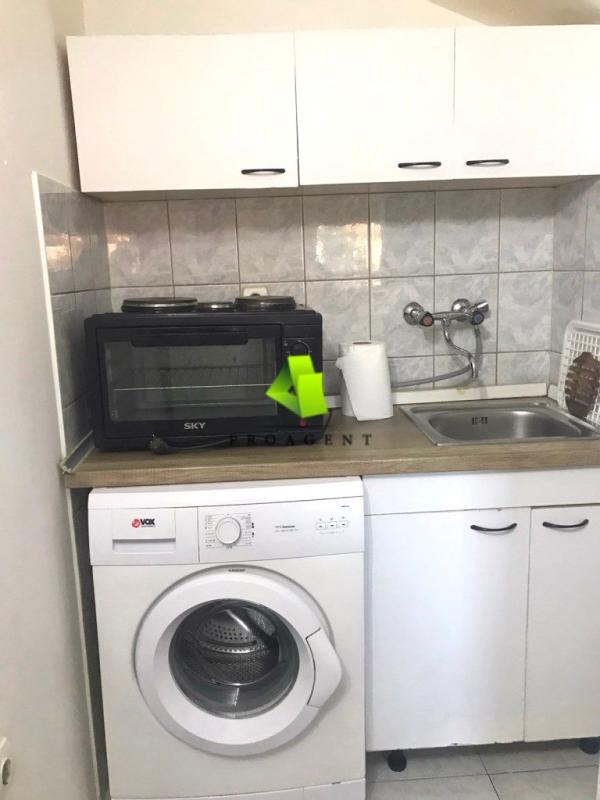 Slika 1 - Garsonjera sa stvarima na Bulevaru Nemanjića ID#7156