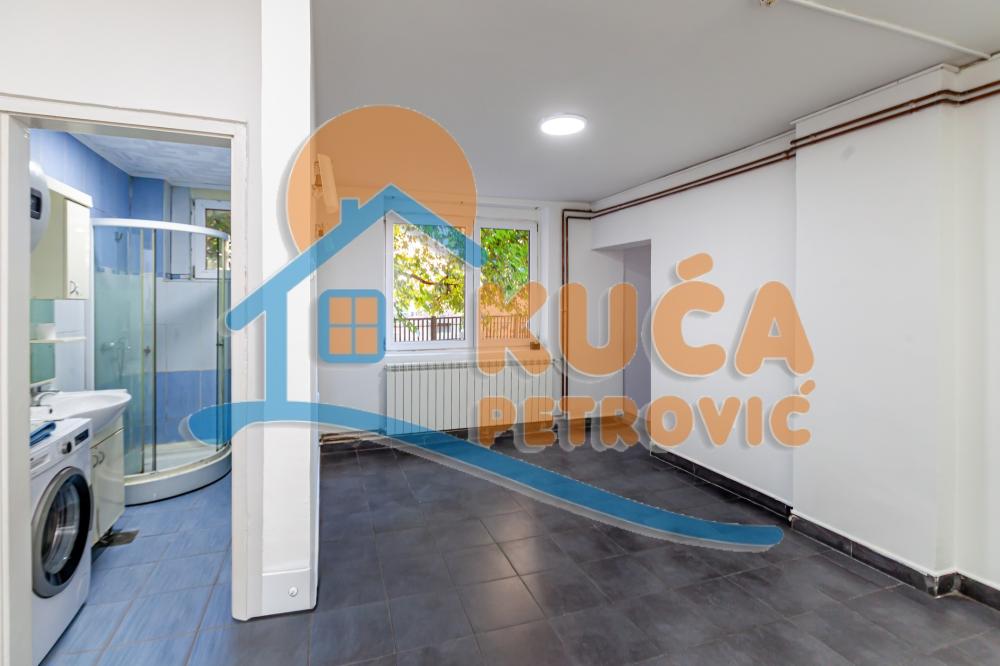 Slika 2 - Stan u zgradi, uknjižen, etažno grejanje, oglas ID p-014938