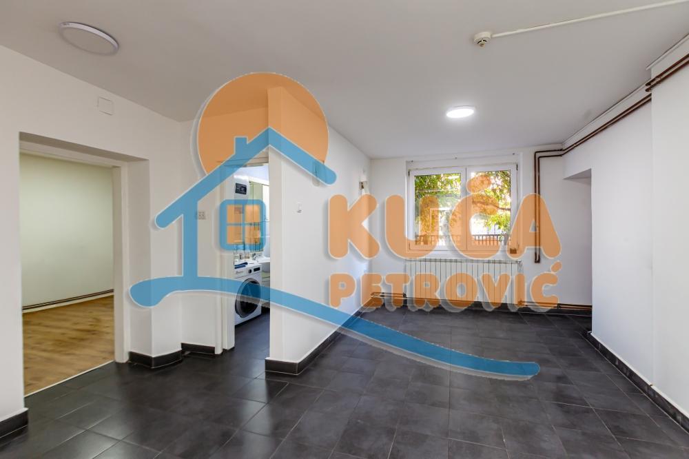 Glavna slika -Stan u zgradi, uknjižen, etažno grejanje, oglas ID p-014938