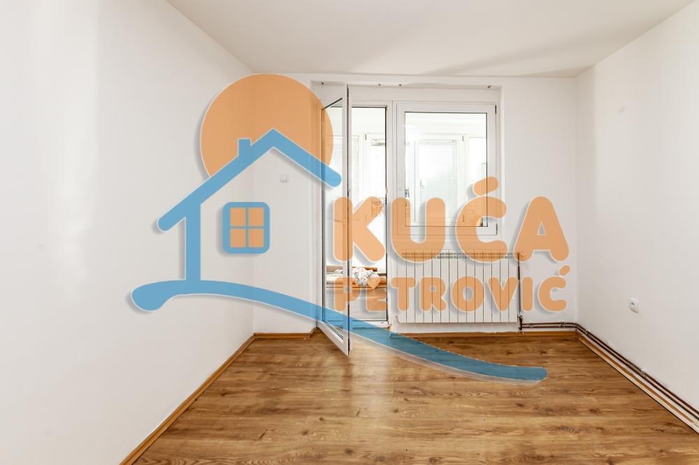 Slika 6 - Stan u zgradi, uknjižen, etažno grejanje, oglas ID p-014938