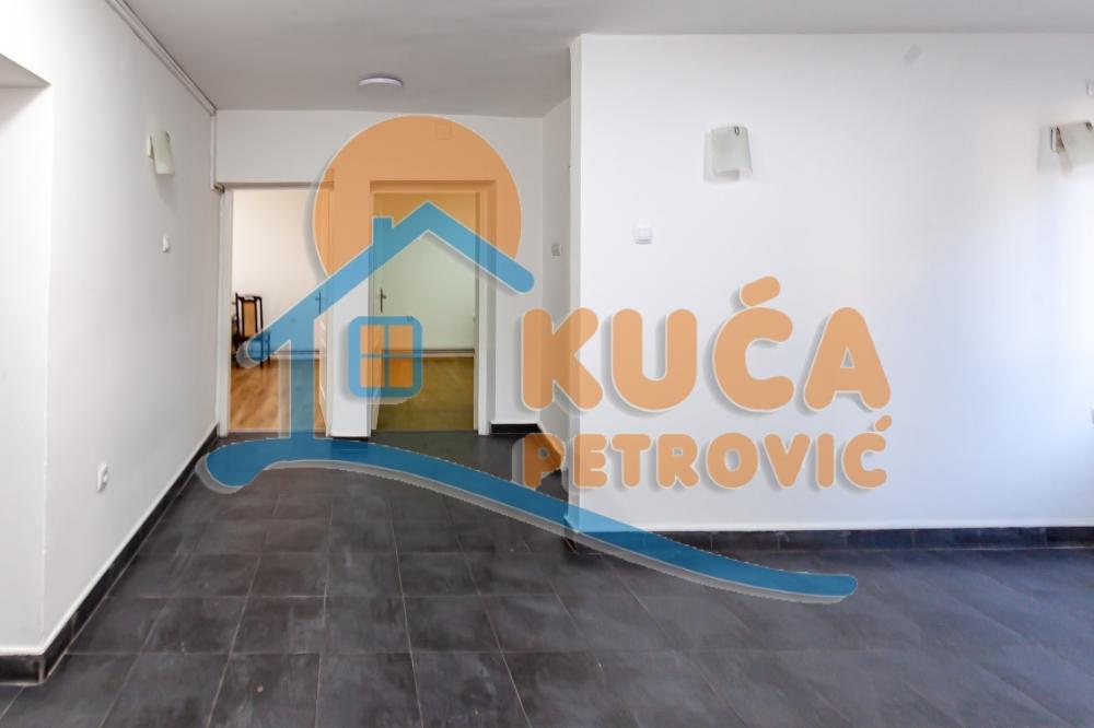 Slika 1 - Stan u zgradi, uknjižen, etažno grejanje, oglas ID p-014938