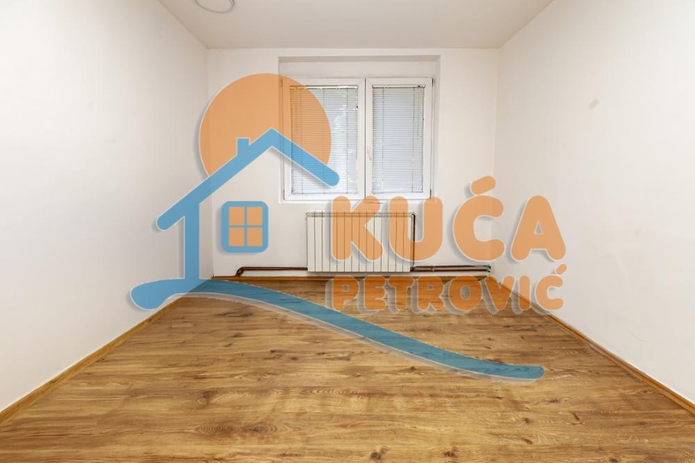 Slika 4 - Stan u zgradi, uknjižen, etažno grejanje, oglas ID p-014938