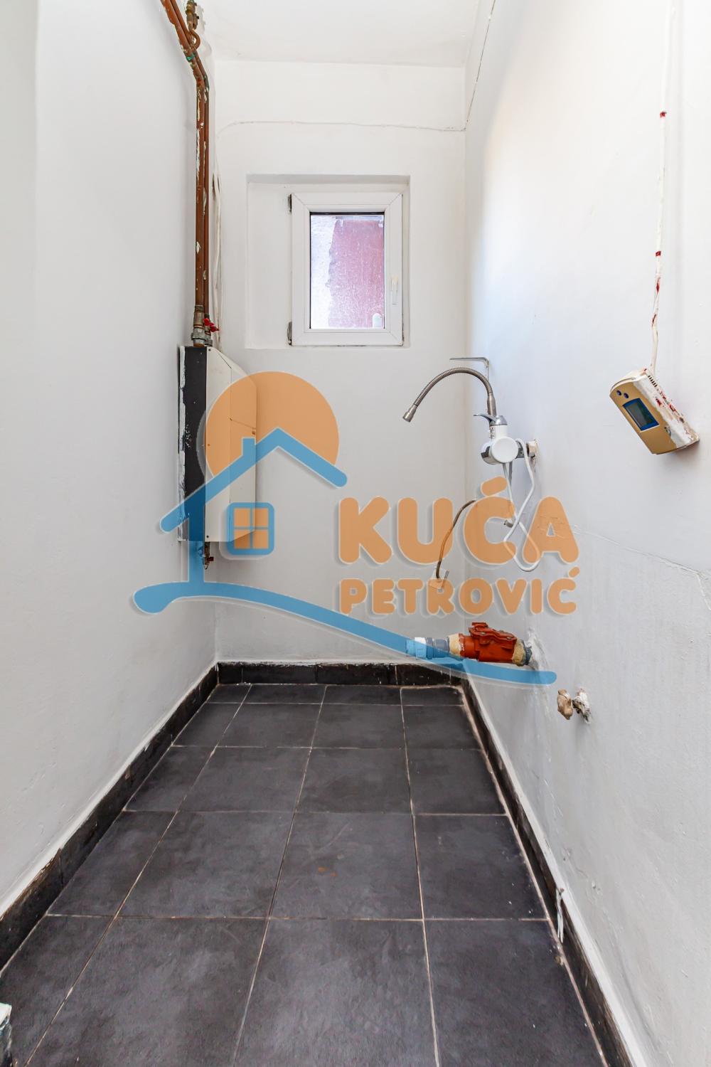 Slika 3 - Stan u zgradi, uknjižen, etažno grejanje, oglas ID p-014938