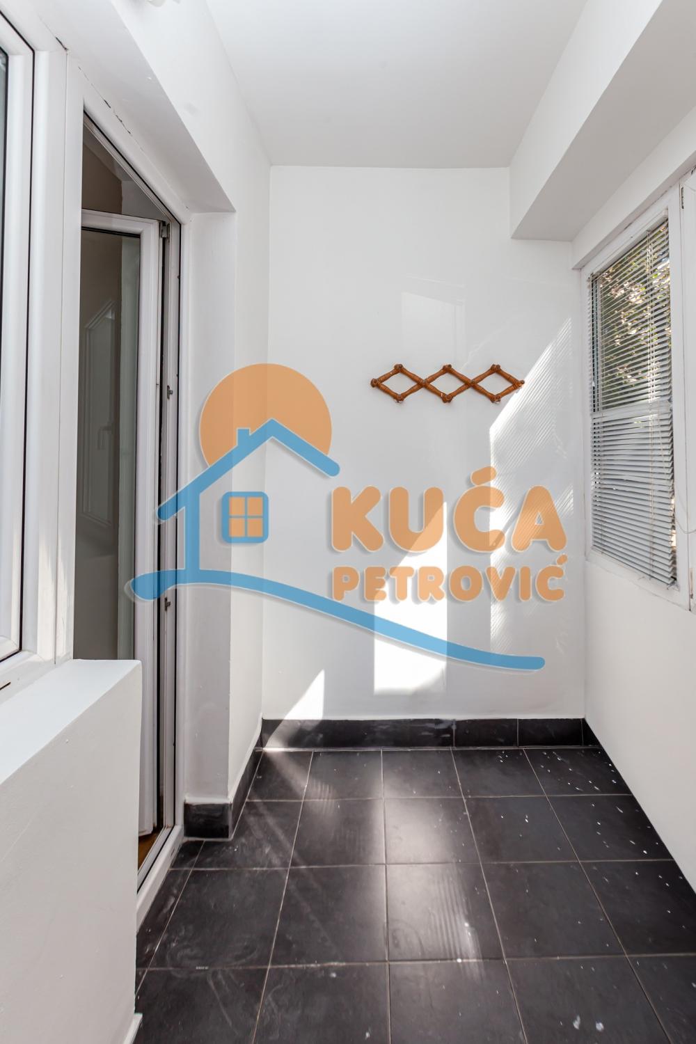 Slika 11 - Stan u zgradi, uknjižen, etažno grejanje, oglas ID p-014938