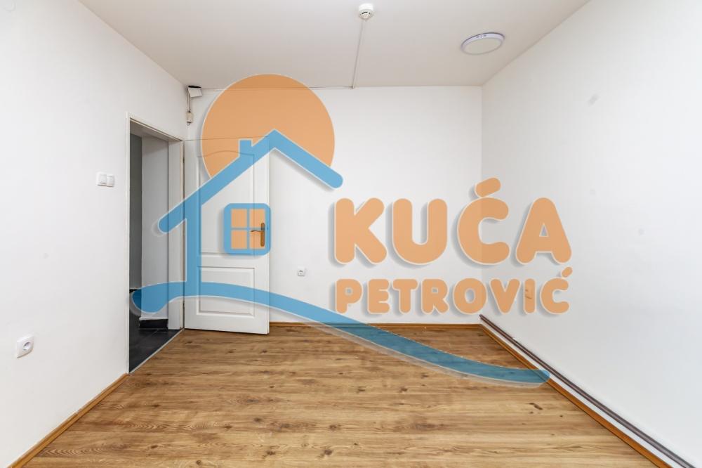 Slika 5 - Stan u zgradi, uknjižen, etažno grejanje, oglas ID p-014938