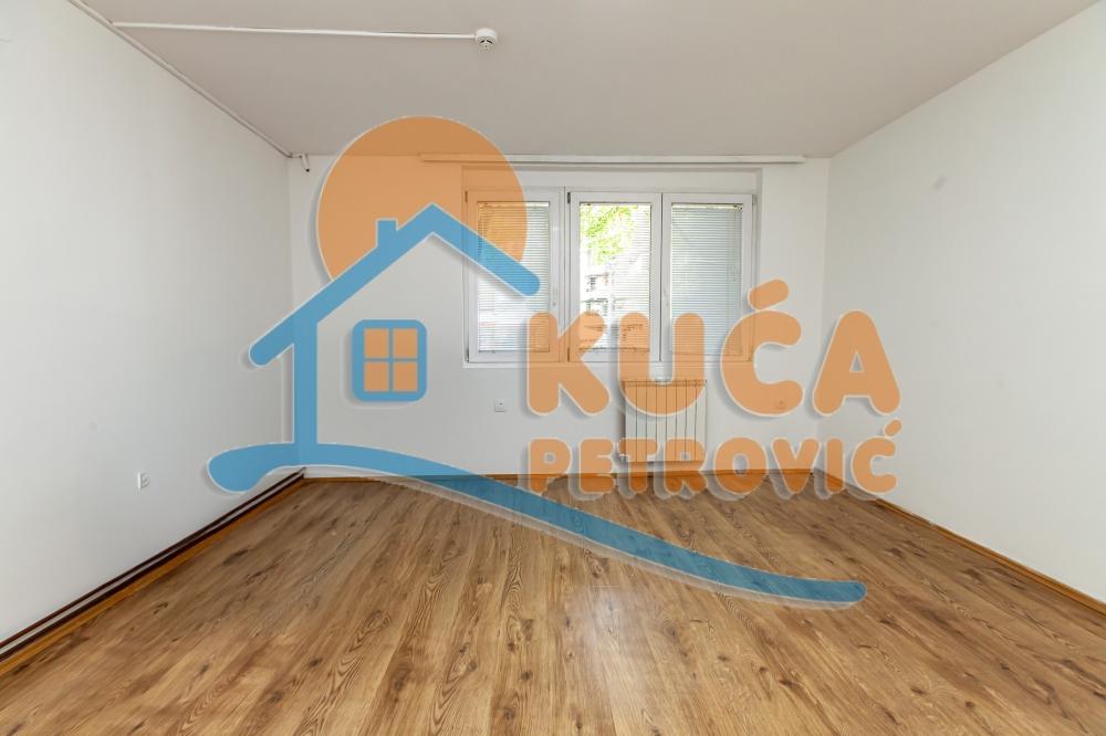 Slika 8 - Stan u zgradi, uknjižen, etažno grejanje, oglas ID p-014938