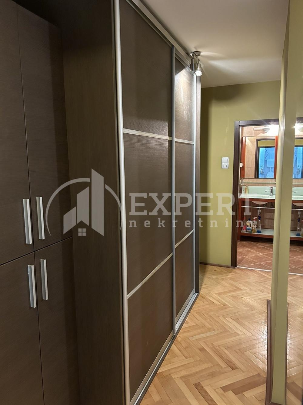 Slika 3 - Stan u zgradi, uknjižen, centralno grejanje, oglas ID p-014957