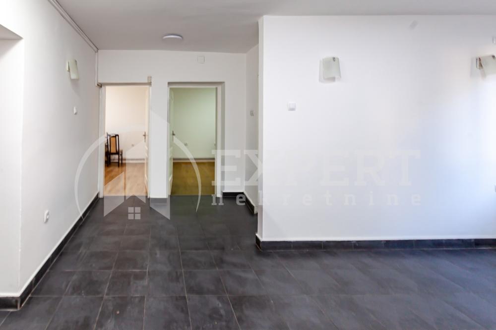 Slika 1 - Stan u zgradi, uknjižen, etažno grejanje, oglas ID p-014938