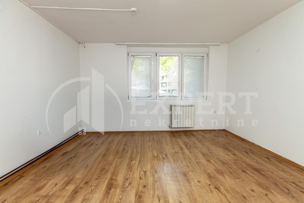 Slika 8 - Stan u zgradi, uknjižen, etažno grejanje, oglas ID p-014938